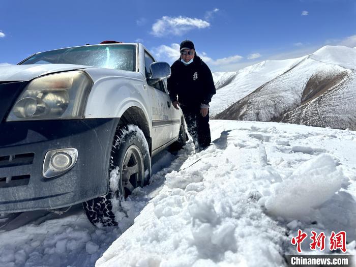 圖為生態(tài)管護(hù)人員準(zhǔn)備在雪地推車(chē)?！《“瓦_(dá)杰 攝