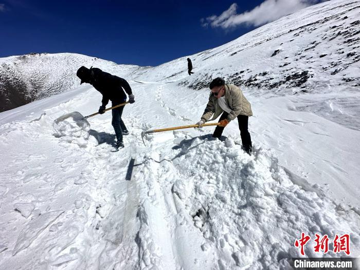 圖為生態(tài)管護(hù)人員在巡護(hù)道路上清雪?！《“瓦_(dá)杰 攝