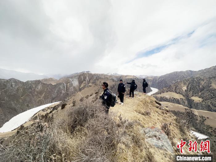 圖為曲麻萊縣崗當(dāng)村的生態(tài)管護(hù)人員開(kāi)展巡護(hù)?！《“瓦_(dá)杰 攝