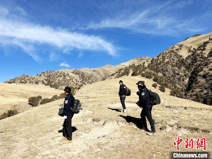 圖為生態(tài)管護(hù)人員開(kāi)展巡護(hù)?！《“瓦_(dá)杰 攝