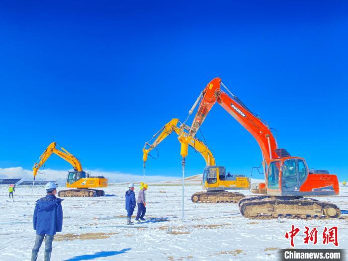 圖為雪中施工。資料圖 姜佳保供圖