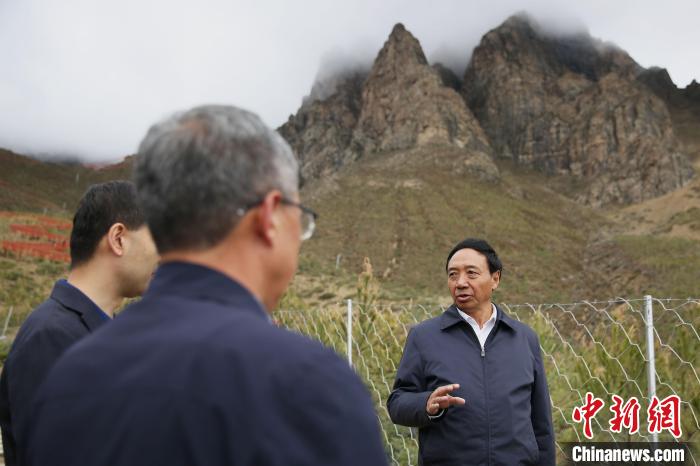 圖為西藏自治區(qū)人大常委會(huì)副主任、拉薩南北山綠化指揮部副總指揮江白(右)。　貢確 攝