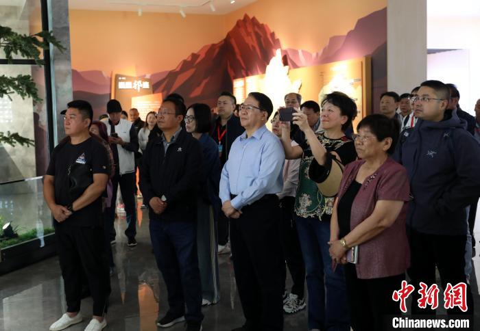 圖為臺(tái)商參訪祁連山國(guó)家公園生態(tài)科普館?！⊙Φ?攝