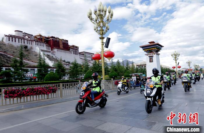 圖為2023年極地G219集結(jié)賽暨金卡納場(chǎng)地賽選手途經(jīng)拉薩布達(dá)拉宮?！∮文恋厍蚬﹫D