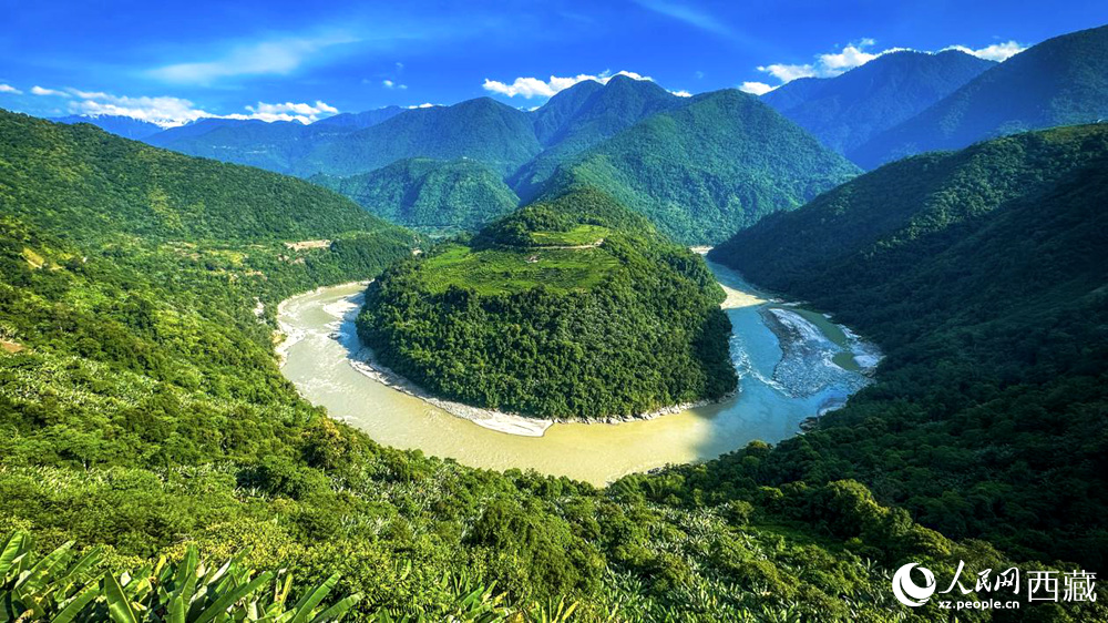 風(fēng)景秀麗、植被繁茂的西藏林芝市墨脫縣果果塘大拐彎。人民網(wǎng)記者 次仁羅布攝