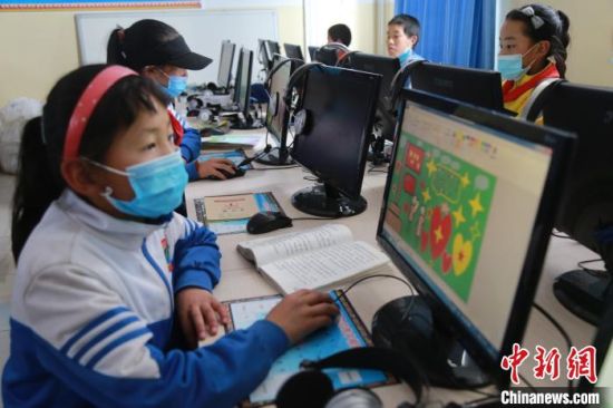 圖為鄉(xiāng)村學校少年宮的孩子們正在上電腦課?！〔抛尡尽z