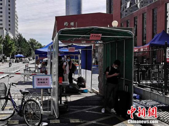 中國科學院大學校門外，豎立著“家長止步”的提示牌。 中新網(wǎng) 張尼 攝
