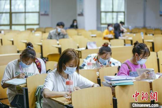 資料圖：學生在圖書館自習室內(nèi)學習?！⑾A 攝