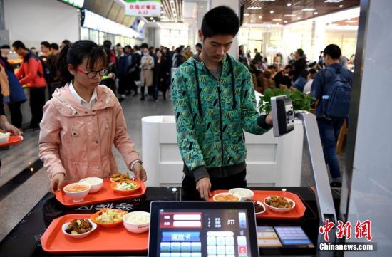 資料圖：某高校食堂學生在打飯。中新社記者 韓蘇原 攝
