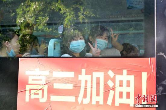 資料圖：2020年7月，廣西南寧沛鴻民族中學(xué)內(nèi)，高三學(xué)生乘坐高考專車前往考點。 中新社記者 俞靖 攝