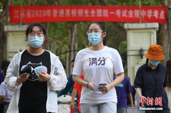 資料圖：2020年7月6日，江蘇南京一處考點，高考考生看完考場后走出考點。 中新社記者 泱波 攝