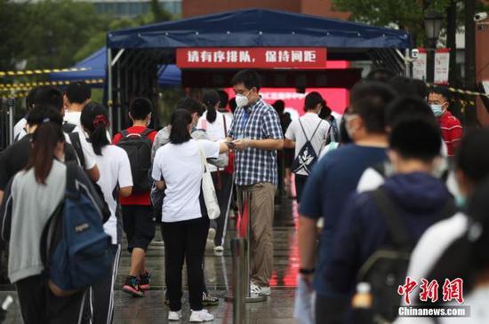 資料圖：2020年7月，上?？忌饺敫呖伎紙?。張亨偉 攝