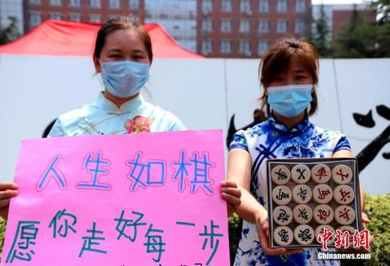 資料圖：2020年7月河南鄭州一高考考點，考生家長送考 中新社記者 王中舉 攝