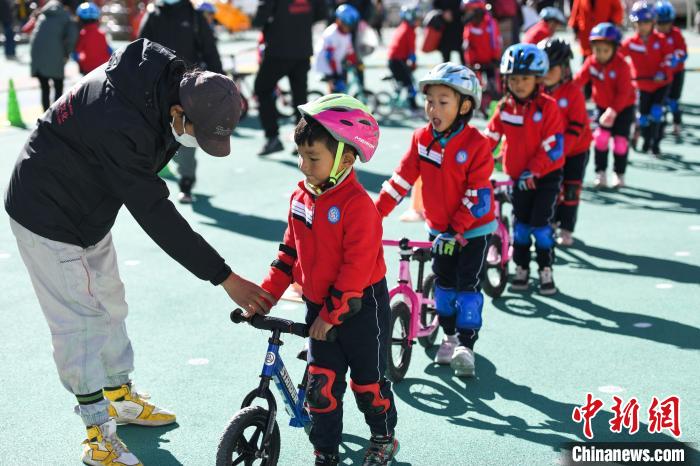 圖為拉薩市實驗幼兒園孩子們在教練的指導(dǎo)下練習(xí)滑步車?！『闻罾?攝