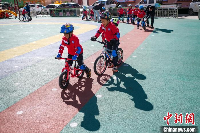 圖為拉薩市實驗幼兒園孩子們正在練習(xí)滑步車?！『闻罾?攝