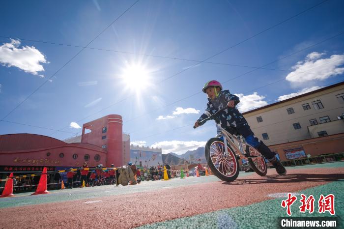 圖為拉薩市實驗幼兒園孩子們正在練習(xí)滑步車。　何蓬磊 攝