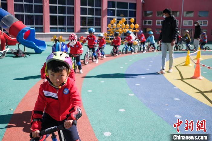 圖為拉薩市實驗幼兒園孩子們在教練的指導(dǎo)下練習(xí)滑步車?！『闻罾?攝