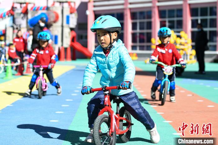 圖為拉薩市實驗幼兒園孩子們正在練習(xí)滑步車?！『闻罾?攝