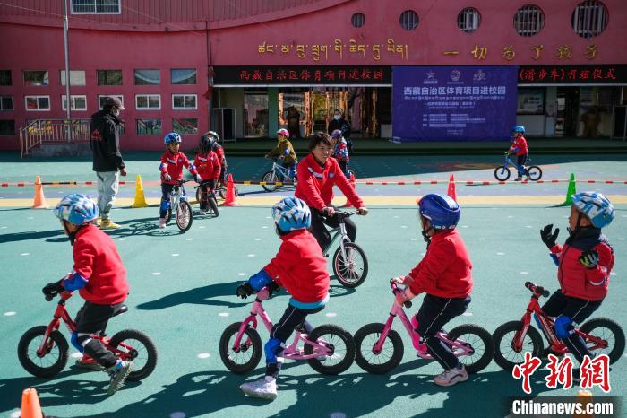 圖為拉薩市實驗幼兒園孩子們正在練習(xí)滑步車?！『闻罾?攝