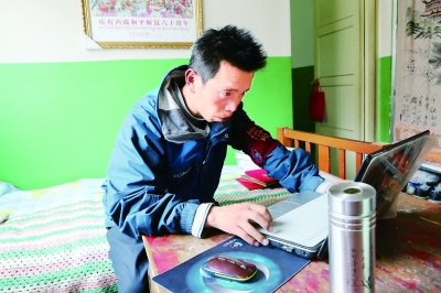 宋玉剛老師認真地在電腦上查資料。西藏商報記者 盧明文攝影.jpg