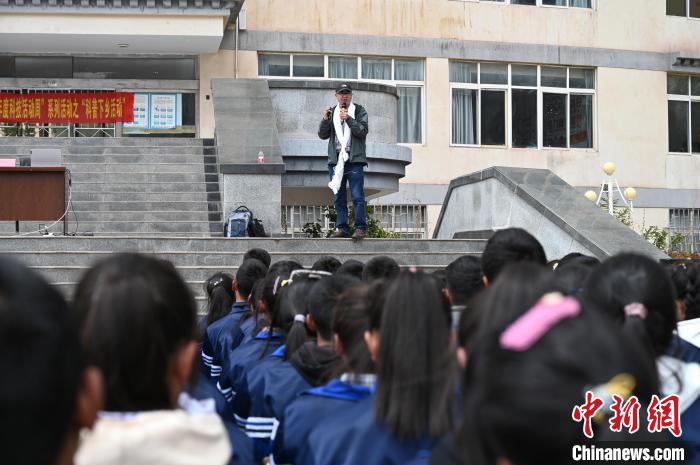 圖為西藏大學(xué)教授寧長春為中學(xué)生授課?！≮w朗 攝
