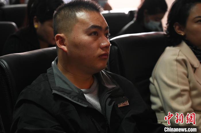 圖為企業(yè)工作人員參加講座?！≮w朗 攝