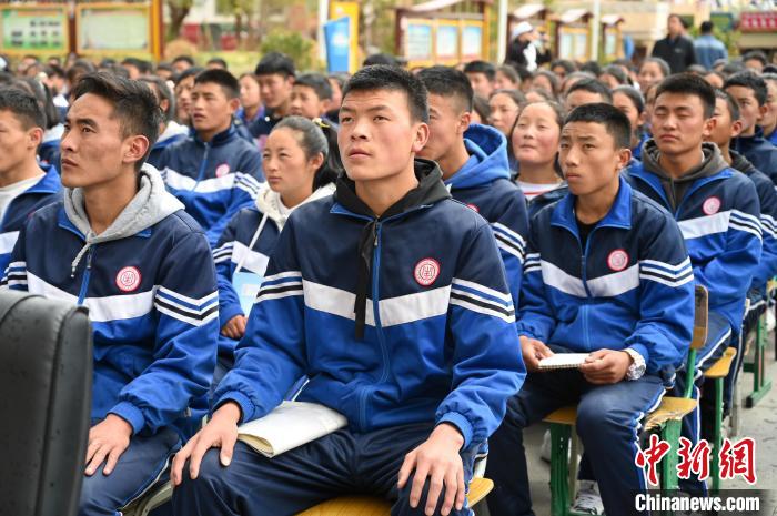 圖為昌都市第五高級中學(xué)學(xué)生參加授課?！≮w朗 攝