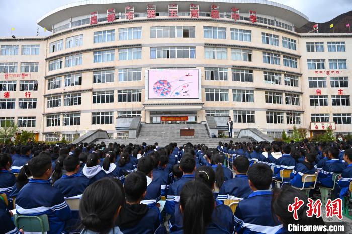 圖為昌都市第五高級中學(xué)全體學(xué)生參加授課?！≮w朗 攝