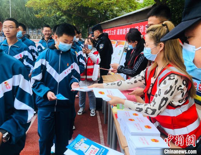 圖為西寧市法制宣傳進校園?！∥鲗幨谐俏鲄^(qū)供圖