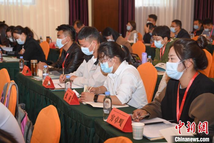 圖為第十五期全國預(yù)防青少年違法犯罪工作理論與務(wù)實高級研修班學(xué)員正在上課。　貢嘎來松 攝