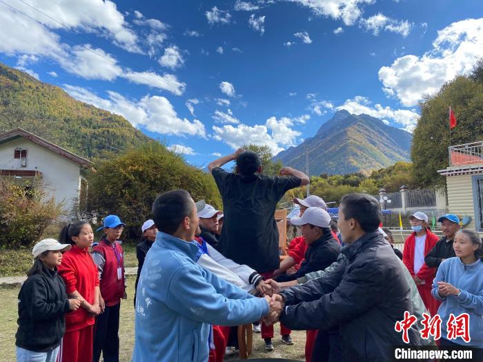 圖為學(xué)生們?cè)谖鞑匕退纱肭嗌倌昊顒?dòng)營(yíng)地開展趣味活動(dòng)?！∥鞑厍嗌倌陮?shí)踐教育基地供圖