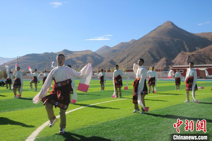 圖為青海師范大學(xué)附屬玉樹(shù)實(shí)驗(yàn)學(xué)校學(xué)生在綠茵場(chǎng)跳起囊謙古舞—卓根瑪?！〕逃?攝