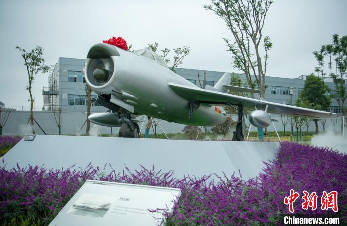 園林式戰(zhàn)斗機博物館內(nèi)展示的“殲5甲”飛機。　劉忠俊 攝