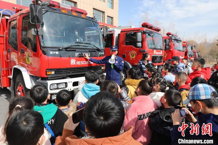 圖為消防員向小朋友們講解消防車?！铨埥?攝