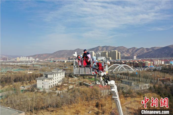 圖為小朋友在消防員的陪同下，體驗78米登高平臺消防車。　楊龍建 攝