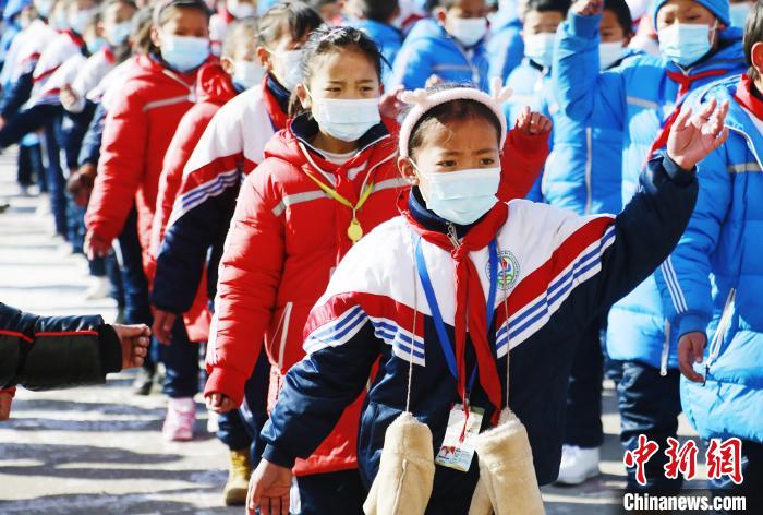 圖為學(xué)生跳起歡快的藏族舞蹈迎接新學(xué)期?！●R銘言 攝