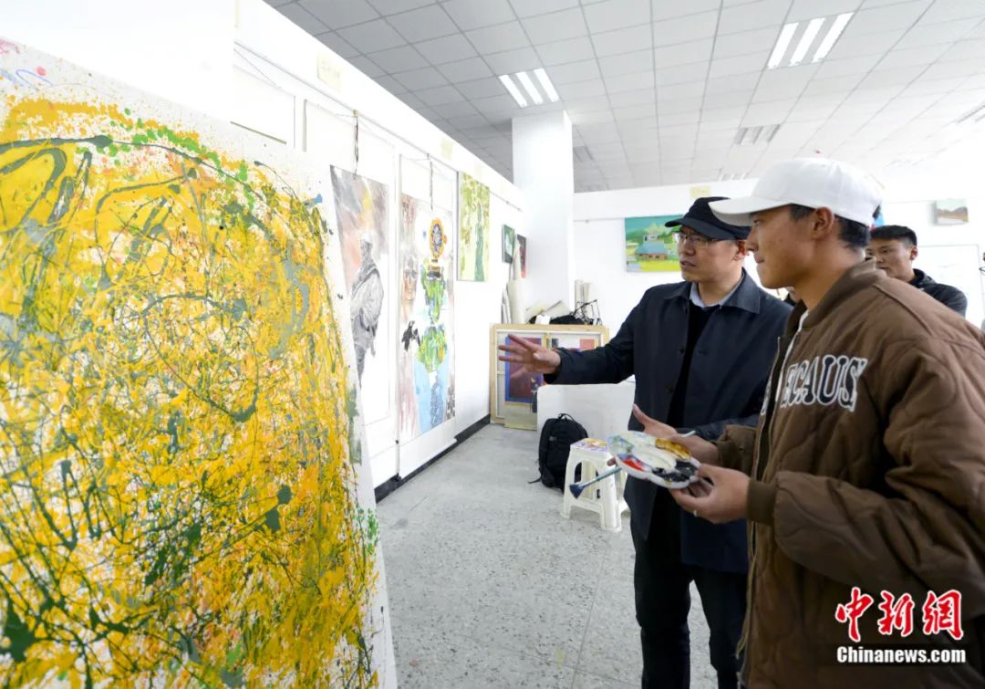 劉洋在課堂上指導(dǎo)學(xué)生繪畫技巧。<a target='_blank' href='/'><p  align=