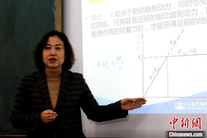 圖為李富香給學(xué)生上理論課。(資料圖) 青海省教育廳供圖