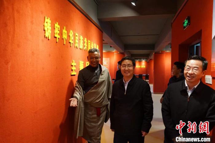 資料圖為參觀鑄牢中華民族共同體意識主題展。　胡貴龍 攝