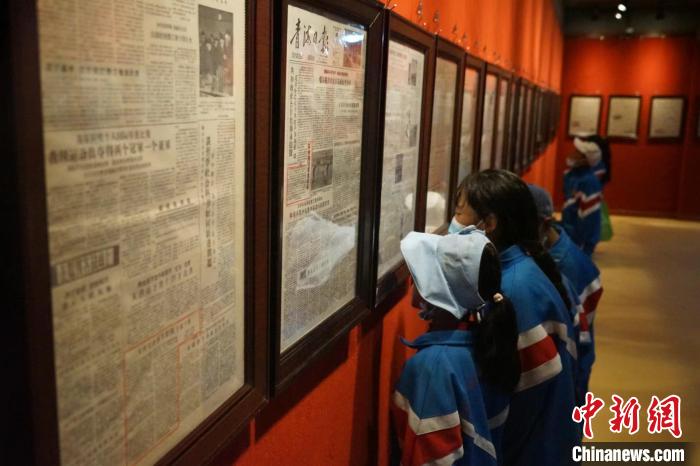 資料圖為玉樹市第四完小學(xué)生參觀鑄牢中華民族共同體意識主題展。　胡貴龍 攝