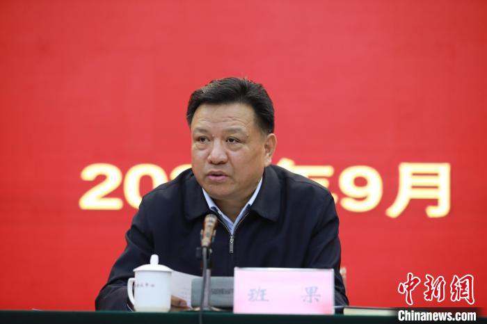 圖為青海省委常委、統(tǒng)戰(zhàn)部部長班果出席會議并講話?！『F龍 攝