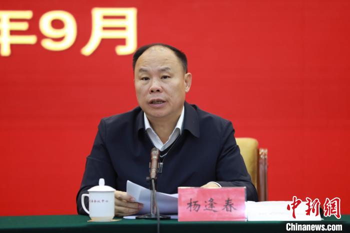圖為青海省副省長楊逢春主持會議并講話?！『F龍 攝