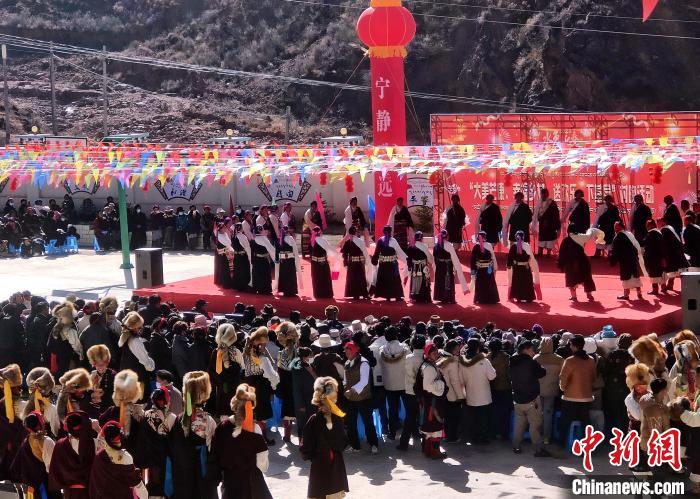 文藝活動全景。　芒康縣委宣傳部供圖