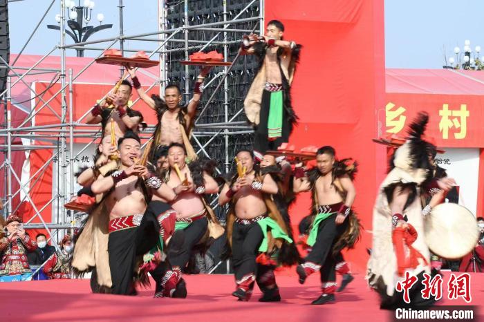 圖為少數(shù)民族舞蹈展演?！×赫赵?攝
