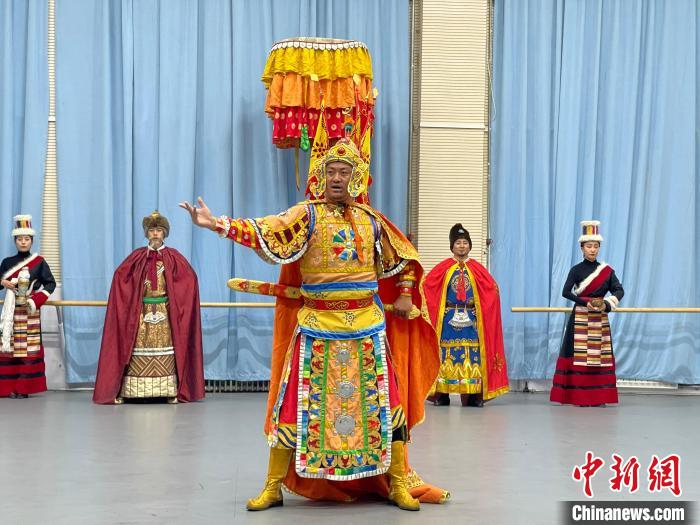 圖為格薩爾劇展演?！∠锴凡抛?供圖