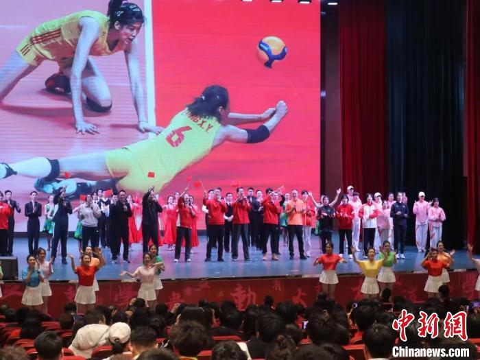 2023年全國(guó)青少年女排集訓(xùn)閉幕式現(xiàn)場(chǎng)?！√旖蝮w育學(xué)院供圖