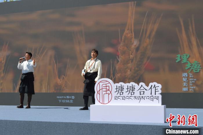 “康巴漢子”現(xiàn)場(chǎng)獻(xiàn)唱?！≈炝杞?攝