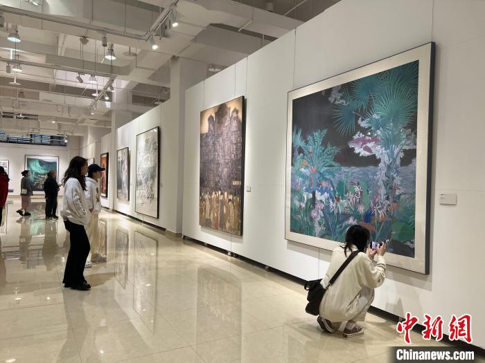 圖為全國青年教師中國畫學術(shù)邀請展吸引學生觀展?！＄婌?攝