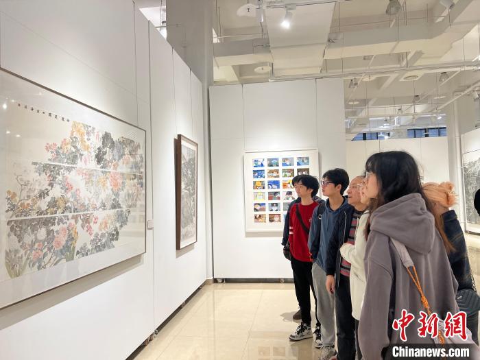 圖為全國青年教師中國畫學術(shù)邀請展現(xiàn)場。　鐘旖 攝