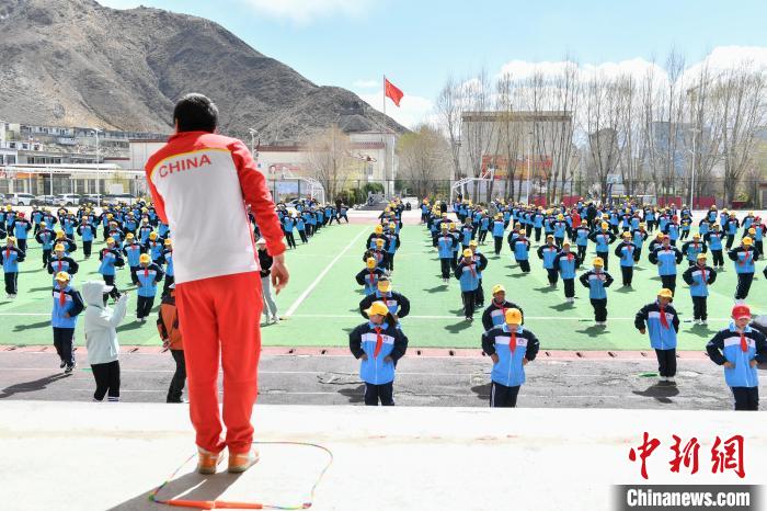圖為學(xué)生在跳繩教練齊景龍的指導(dǎo)下做準備運動?！∝暩聛硭?攝